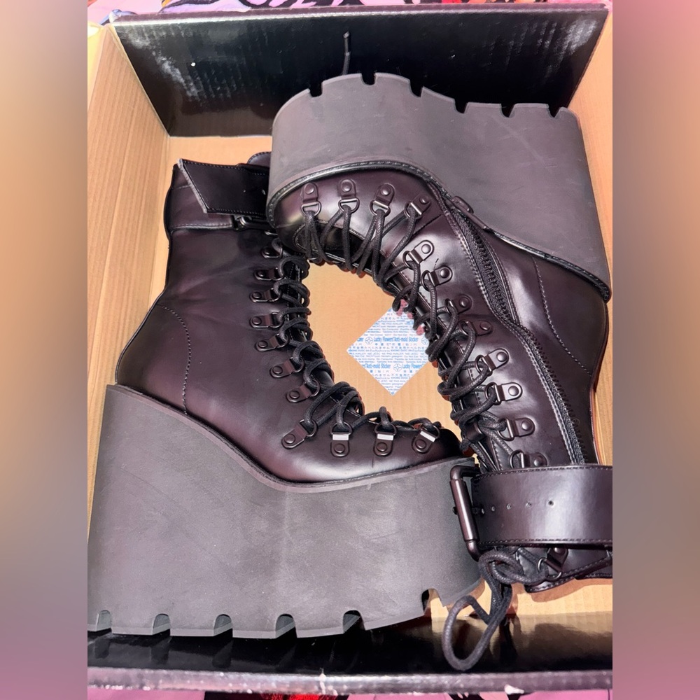 Current Mood Traitor Boots (Size 7)